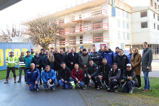 Der Dank gilt den fleißigen Händen, die für den zügigen Baufortschritt verantwortlich sind. | Foto: Nimpf