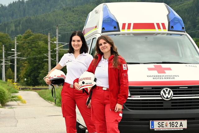 Die beiden Sanitäterinnen Mirjam Katzensteiner (li.) und Ina Lumplecker (re.) sind mit Freude und Begeisterung dabei und helfen Menschen mit ihrem freiwilligen Engagement. | Foto: OÖRK Kößl