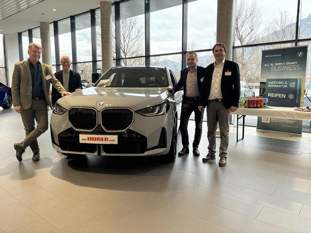 Sonderwirtschaftsfrühstück im Autohaus Huber in Bruck-Oberaich: Christoph Kienzl, Sigi Nerath, Hubert Oswald und Peter Reithofer mit dem neuen BMW X 3. | Foto: Kern