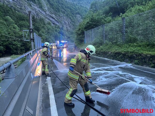Auslaufende Betriebsmittel eines Fahrzeuges mussten Mittwochabend nach einem technischen Gebrechen auf der Salzachtal Straße gebunden werden.(Symbolbild) | Foto: Symbolbild Freiwillige Feuerwehr Golling
