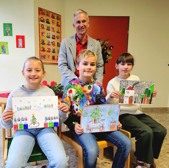 Sophie Neugebauer, Julian Neumeister, Charlotte Broscha und Bürgermeister Michael Strasser. | Foto: Gemeinde Weinburg