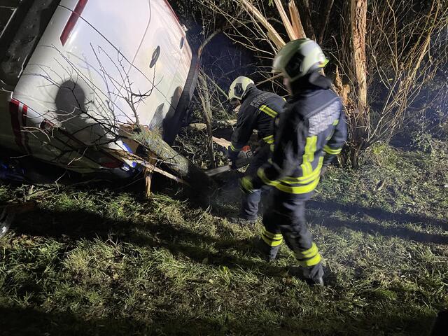 Der Fahrzeuglenker blieb unverletzt. | Foto: FF Sitzendorf