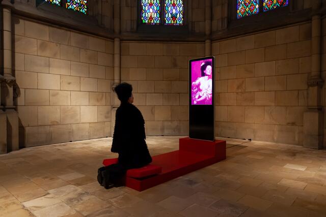 Die Videoarbeit von Bernadette Huber zeigt hundert ineinanderfließende Bilder, die die "Heilige Familie" auf unterschiedliche Art thematisieren. | Foto: Ulrich Kehrer