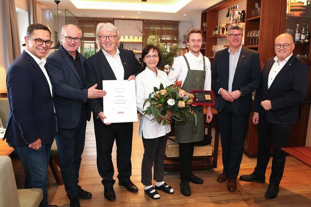 Hans Moser, Günther Baschinger, Heinrich, Elisabeth und Clemens Grabmer, Stefan Praher und Laurenz Pöttinger bei der Übergabe der Ehrenurkunde und der Wirtschaftsmedaille. | Foto: Andreas Maringer