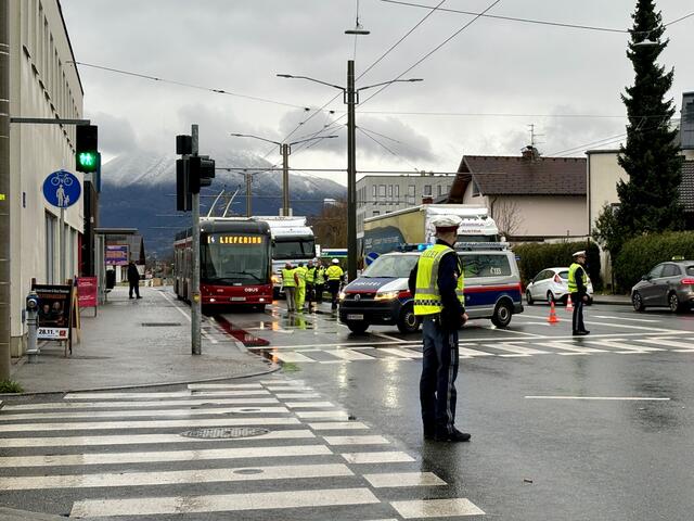 Auf der Münchner Bundesstraße kommt es derzeit nach einem Unfall zu Wartezeiten.  | Foto: Carmen Kurcz