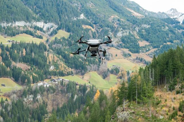 ÖBf-Testeinsatz für Saatgutdrohne zur Wiederbewaldung im steilen Schutzwald auf Versuchsflächen in der Nähe von Mayrhofen im Zillertal.  | Foto: ÖBf/W. Lackner