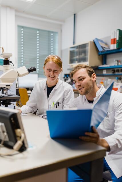 Labortechnik – Untersuche und optimiere die Prozesse, die hinter unseren zukunftsweisenden Innovationen stecken. | Foto: AustroCel Hallein