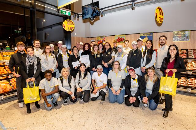 Das BILLA Filialteam Neunkirchen mit Marktmanagerin Nadine Windhaber, Vertriebsmanagerin Anita Schwarz, Stv. Vorsitzende Betriebsrätin Sonja Tippelt, Betriebsrätin Cetinkaya Nuray, Betriebsrätin Karabacak Nurcan, Frischemanager Aldin Husic. | Foto: Robert Harson