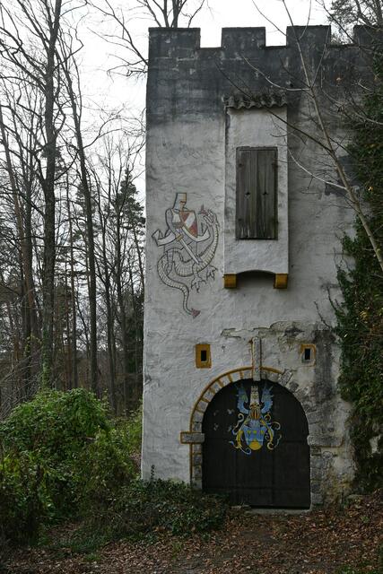Ein Fahrweg führt zum Fuß der Burg und endet hier