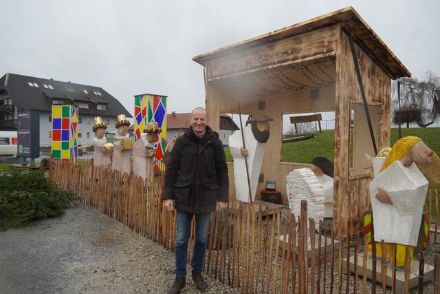 Bürgermeister Franz Gangl zeigt die Kunstwerke für den Advent her. | Foto: Emanuel Hasenauer