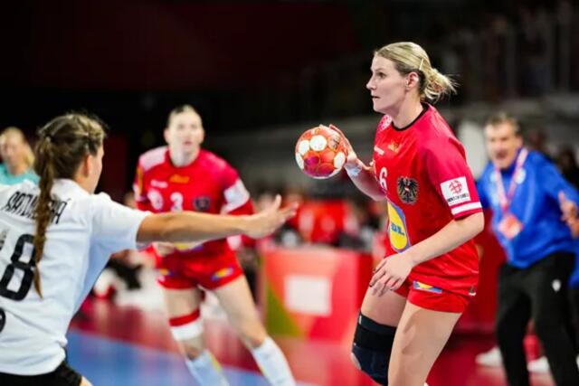 Das Frauenhandballteam stellt den bislang höchsten Sieg bei einer Europameisterschaft ein und erzielt zugleich die meisten je geworfenen Tore. | Foto: EHF/kollektiv