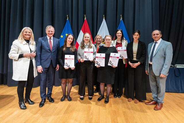 Getraud Scheiblberger, Thomas Stelzer, Doris Wiesinger, Eva Pürmayer, Gertraud Engleder, Ylva-Sophie Killinger, Petra Hubmer, Leidl, Geroldinger (v. l.). | Foto: Land OÖ/Peter Mayr