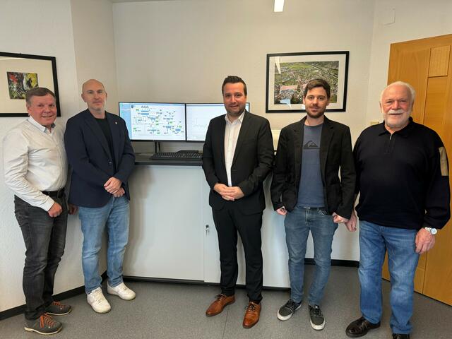 Die Gemeinde Zams präsentiert stolz die neue Fernwirktechnik. | Foto: Gemeinde Zams