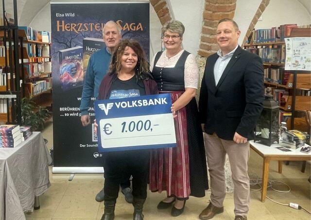 Spendenübergabe (v. l.): Konrad Prommegger, Obmann Tafel Braunau, Autorin Elsa Wild, Gabriele Burndorfer von der Raiffeisenbank und Thomas Berer Thomas von der Volksbank. | Foto: Leutgeb