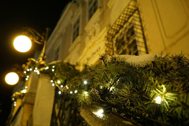 Ab Samstag, dem 30. November um 17 Uhr wird der große Weihnachtsbaum am Rathausplatz dann auch stimmungsvoll leuchten. | Foto: C. Hahn