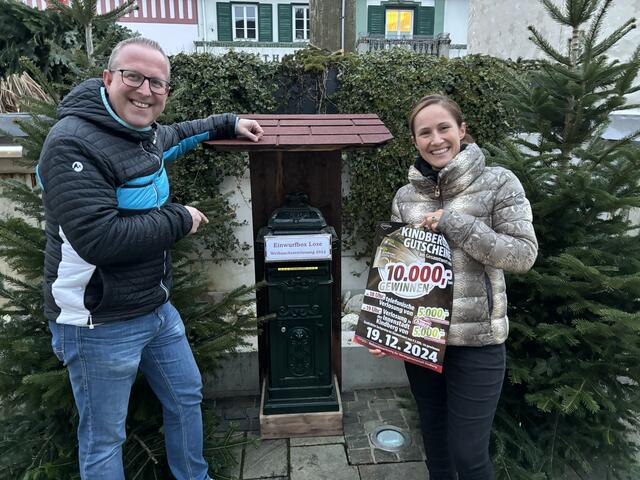 Alles bereit für die Weihnachtsverlosung: Markus Weis und Pia Teuber-Weckersdorf bei der Einwurfbox für die Weihnachtslose.  | Foto:  Markus Hackl