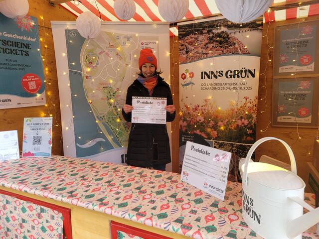 Nadia Musilek vom "Innsgrün"-Team am Gartenschau-Stand beim Schärdinger Winterzauber. | Foto:  Landesgartenschau Schärding GmbH