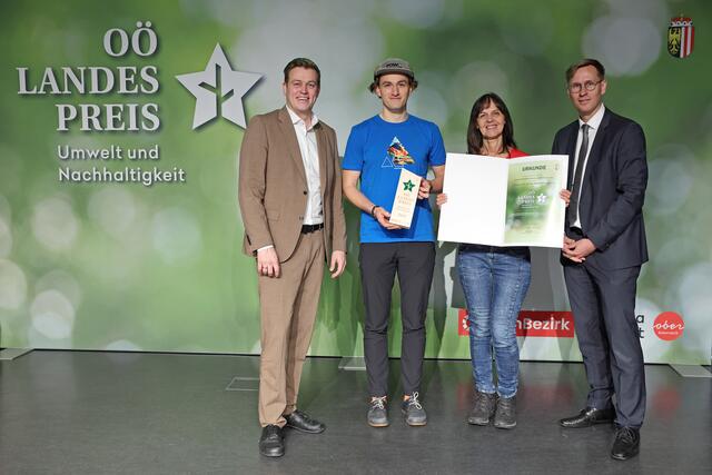 Protect Our Winters Austria und Bahn zum Berg                                                              
öffi Touren OÖ – der erste Wanderführer seiner Art:
v.l.n.r. LR Stefan Kaineder, Thomas Obermair, Eva Maria Ginal, Chefredakteur Thomas Winkler | Foto: Denise Stinglmayr/Land OÖ