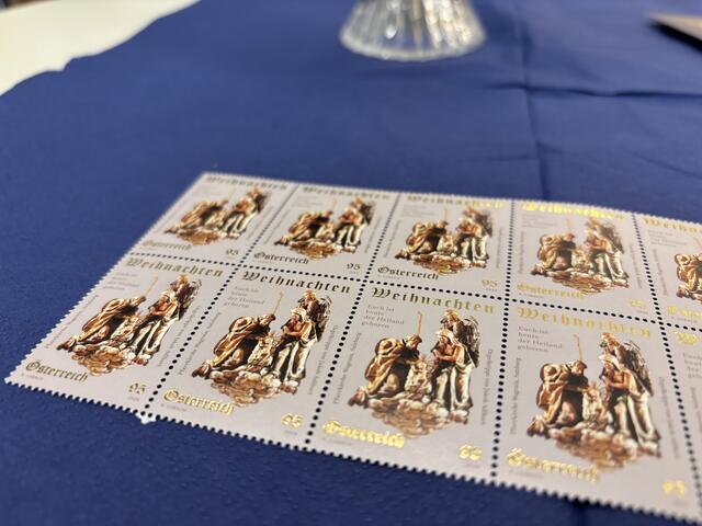 Die Weihnachtsbriefmarke lag auch zum Verkauf auf. | Foto: Nicole Hettegger