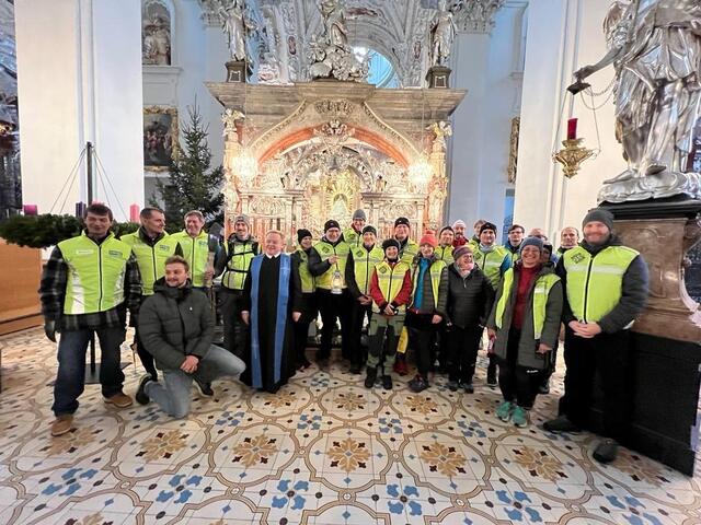 Superior Michael Staberl übergibt in Mariazell am 14. Dezember das Friedenslicht an die Adventläuferinnen und -läufer. | Foto: Alfred Gert