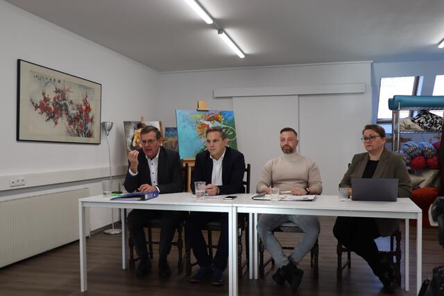 Roland Ponholzer, Christian Kovacevic, Christopher Lentsch und Iris Kahn (v.l.) luden zur Pressekonferenz, um die "Freunderlwirtschaft in Wörgl" publik zu machen.  | Foto: Nimpf