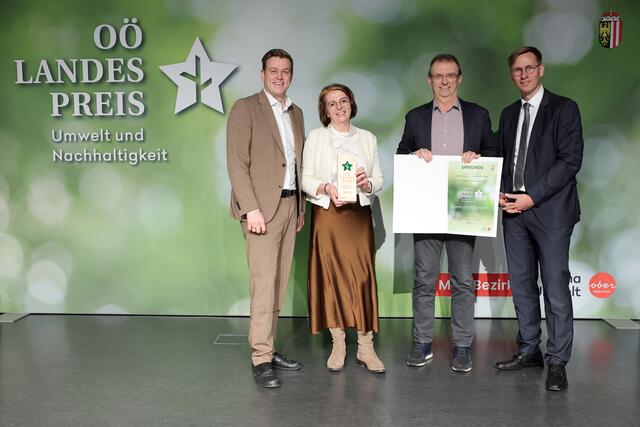 Initiative steyrland – wir rocken die region!
RSR – Regional Social Responsibility:
v.l.n.r. LR Stefan Kaineder, Judith Ringer, Alois Aigner, Chefredakteur Thomas Winkler | Foto: Denise Stinglmayr/Land OÖ