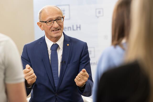 LH Anton Mattle ist zu Gast bei den MeinBezirk Adventgesprächen. | Foto: Land Tirol/DieFotografen