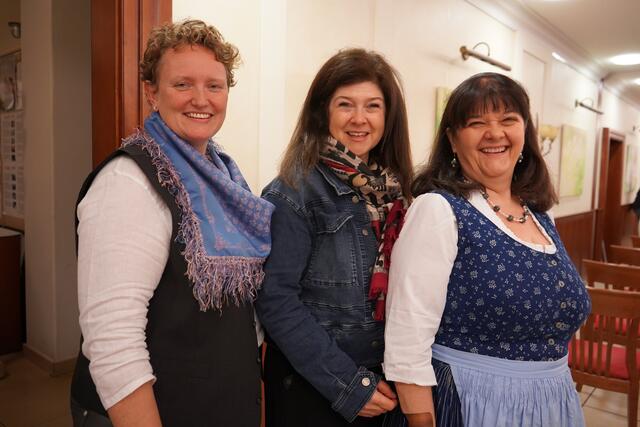 Mit dem Kulturgut Volkstanz eng verbunden, Claudia Pinetz, Vize-Bgm. Sabine Nyikos und Siglinde Haider aus Neusiedl am See | Foto: Andrea Glatzer
