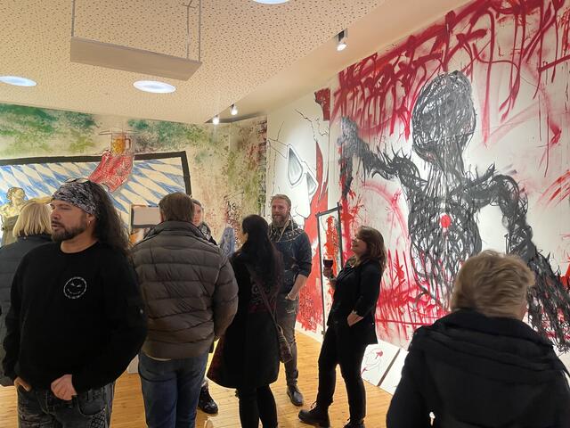 Viel los auf der Vernissage, von den Künstlern sind anwesend vorne links Alex Lehder, mitte:  Jerry Skinnristare und Amina Hartl.  | Foto: Josef Goldhofer