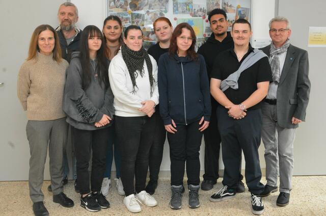 Stv. Direktorin Manuela Wiesner, Isabella Singbartl, Michelle Müller, Albine Langer, Andre Woller und Markus Zeitlhofer; 2. Reihe: Admir Paleskic, Diana-
Andreea Borhidan, Loreen Thumfort und Kyrillos Gergis. | Foto: Landesklinikum Korneuburg-Stockerau