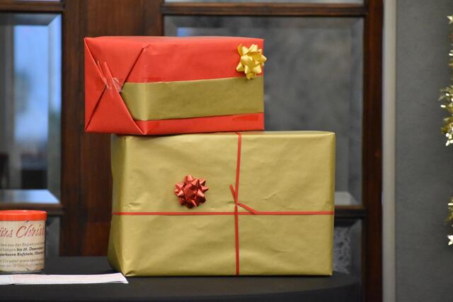 Die Wünsche sollen als schönes Geschenk verpackt werden. | Foto: Barbara Fluckinger