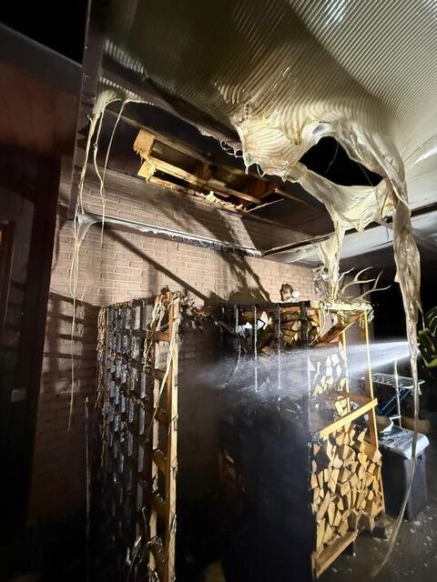 Ein Holzstoß stand in Flammen und griffen auf den Dachstuhl über. | Foto: FF Neudörfl