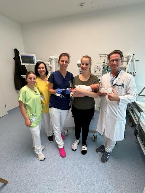 Das erste Baby, das in Oberwart die RSV-Impfung erhalten hat: Vanessa Drauch, Jasmin Stadler, Giulia Battistuta, der kleine Barnabas mit seiner Mama und Ernst Prethaler.  | Foto: Gesundheit Burgenland