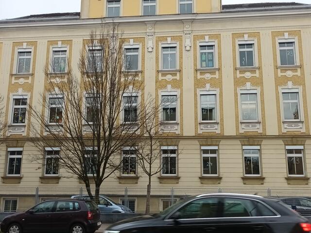In der Adventzeit wird an der Polytechnischen Schule in Wels täglich ein anderes, kunstvoll gestaltetes Fenster beleuchtet. | Foto: Polytechnische Schule Wels