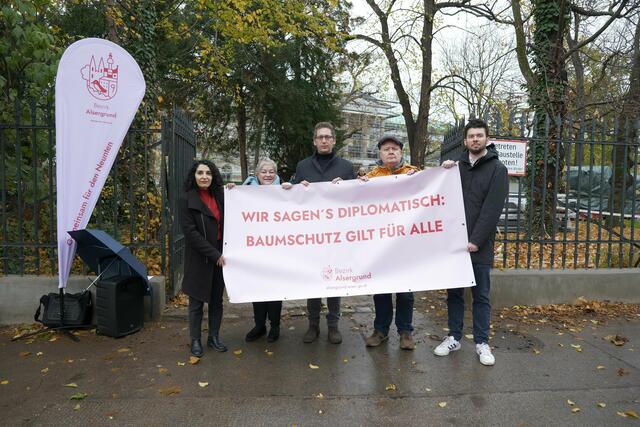 Die Bezirksvorstehung Alsergrund hat sich am Donnerstag, 28. November, vor dem Palais Clam-Callas versammelt, um auf Missstände beim Baumschutz bei der zukünftigen Botschaft von Katar hinzuweisen. | Foto: Maximilian Spitzauer / MeinBezirk