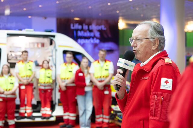 Werner Aufmesser, Präsident des Roten Kreuzes, am Tag der Wiederbelebung im Europark Salzburg. | Foto: Europark/Rotes Kreuz/wildbild