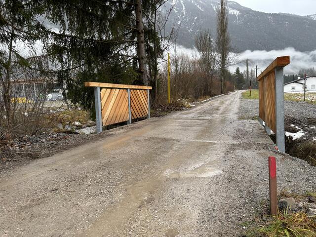 Die Brücke ist verbreitert, die Straße an der Wiesenmühle wartet seit Monaten auf eine Asphaltdecke.