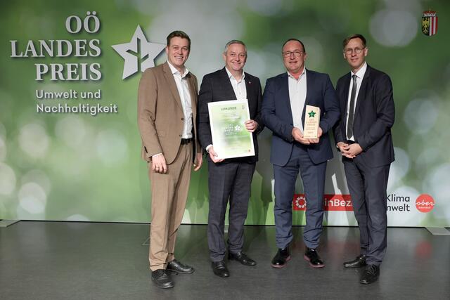 Berufsschule Altmünster für Lehrlinge aus dem Tourismus – Nachhaltige Glas-Trinkwasserflaschen:
v.l.n.r. LR Stefan Kaineder, Direktor Armin Lenz, Oskar Spitzer, Chefredakteur Thomas Winkler | Foto: Denise Stinglmayr/Land OÖ