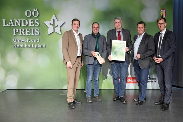 RHV Hallstättersee – Gewässer-, Umwelt- und Klimaschutz im Welterbe:
v.l.n.r. LR Stefan Kaineder, Bgm. Leopold Schilcher, Bgm. Egon Höll, Hansjörg Schenner, Chefredakteur Thomas Winkler | Foto: Denise Stinglmayr/Land OÖ