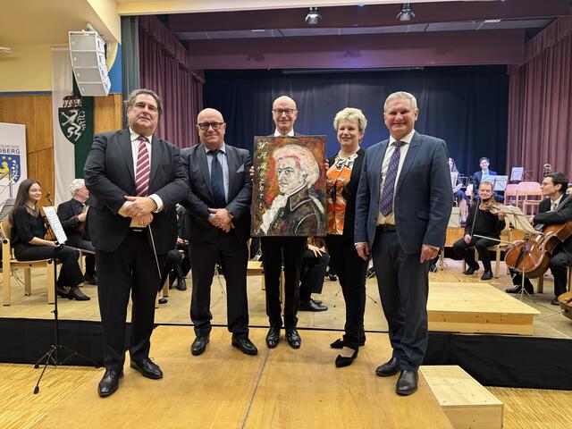 Feierliche Übergabe des Mozart-Portraits, gemalt von Rudi Lichtenegger.  | Foto: MS Kindberg 