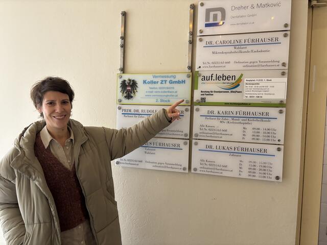 Sabine Wiltschek vor der Beratungsstelle in der Passage an der Adresse Hauptplatz 11. Darin befindet sich auch die Zahnärztin Führhauser. | Foto: Marlene Trenker