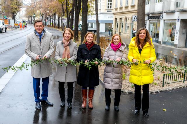 Öffi-Stadtrat Peter Hanke (SPÖ), Wiener Linien Geschäftsführerin Gudrun Senk, Neos-Mobilitätssprecherin Angelika Pipal-Leixner, Bezirkschefin Lea Halbwidl und Mobilitätsstadträtin Ulli Sima (beide SPÖ) bei der feierlichen Eröffnung. | Foto: Stadt Wien/Christian Fürthner