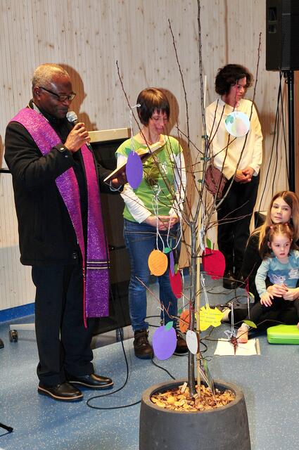 Pfarrer Paulinus segnete die Räumlichkeiten und auch einen Obstbaum, der im Garten gepflanzt wird.