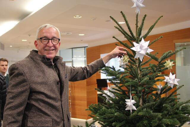 Bürgermeister Herbert Mayer bringt auch einen Stern am Weihnachtsbaum an. | Foto: Tanja Thurner
