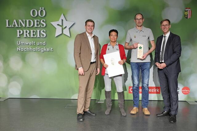 Landschaftspflegeverein „Bergmandl“ Micheldorf,                                                           
Himmelreichbiotop und Naturpatenschaft:
v.l.n.r. LR Stefan Kaineder, Petra Spießberger, Dietmar Schmeißl, Chefredakteur Thomas Winkler | Foto: Denise Stinglmayr/Land OÖ