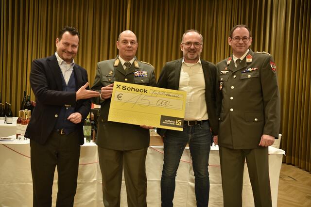 ORF NÖ-Landesdirektor Alexander Hofer, Brigadier Georg Härtinger, NÖ-Militärkommandant, Günter Haas, Raiffeisen-Holding NÖ-Wien und Vizeleutnant Markus Auinger, Präsident der Österreichischen Unteroffiziersgesellschaft bei der Scheckübergabe | Foto: Bundesheer / Sarah Polak