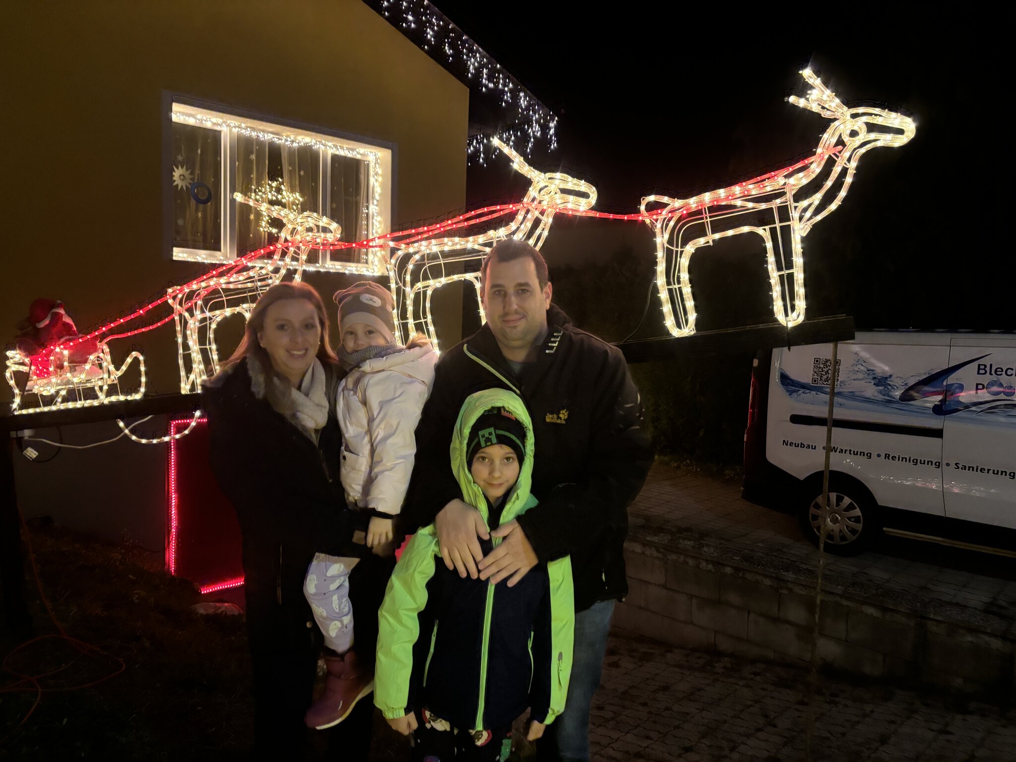 Fischamend Leuchtender Weihnachtszauber im Garten von Familie