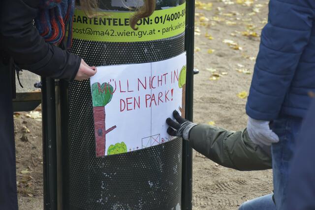 Mit ihren Plakaten wollen die Kinder auf den vermüllten Park aufmerksam machen.  | Foto: BV18