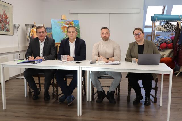 Roland Ponholzer, Christian Kovacevic, Christopher Lentsch und Iris Kahn (v.l.) sind sich einig: die Vorgehensweise mit dem neu besetzten Posten im Stadtamt ist "moralisch verwerflich" und sehen darin einen "politischen Skandal". | Foto: Nimpf
