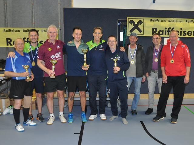 Die Einzelsieger im A-Bewerb mit TTV-Obmann Gernot Schwaiger (Mitte) beim Benefiz-Tischtennisturnier in der Kirchdorfer Turnhalle